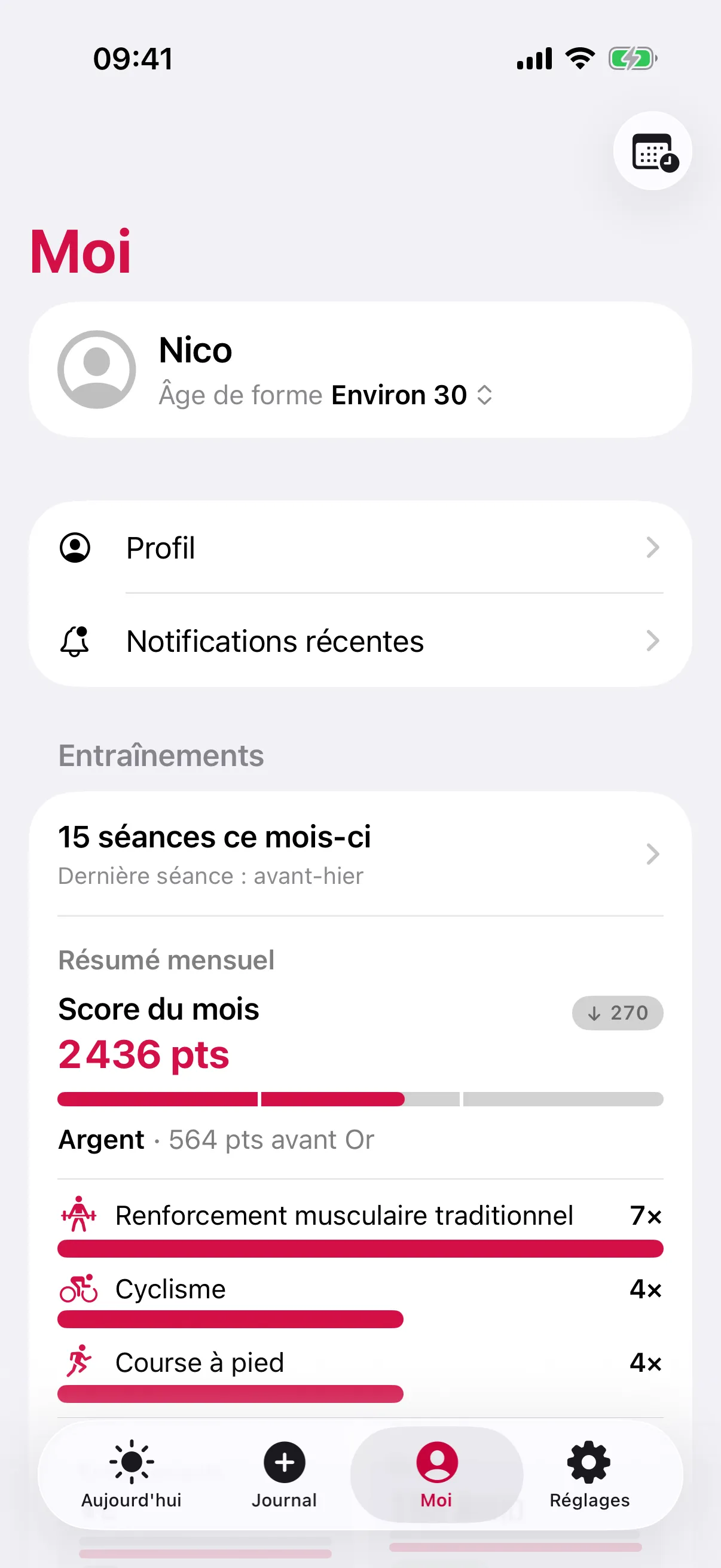 Écran Moi de slotho : Nico avec un Âge de forme Environ 30, 15 séances ce mois-ci, un Score du mois de 2436 pts au niveau Argent, et Renforcement musculaire traditionnel 7×, Cyclisme 4× et Course à pied 4×